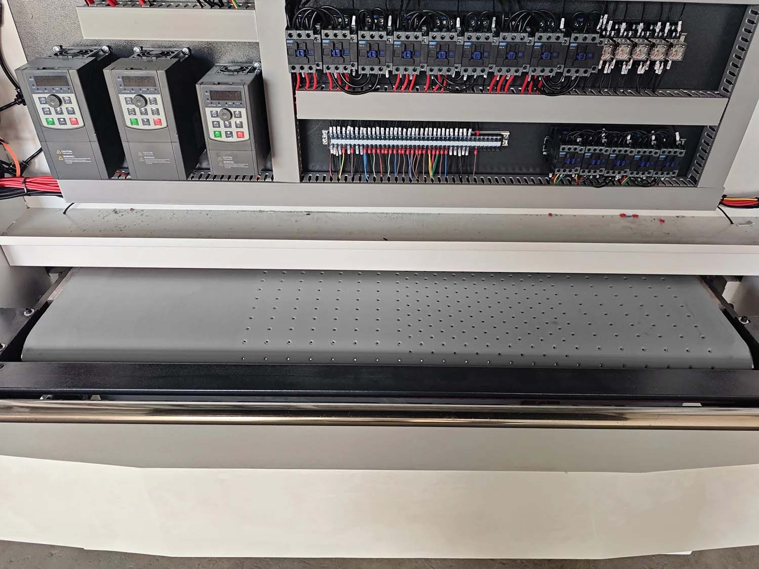 Dual Worktable | NEWSTEC Metal Deburring Machine